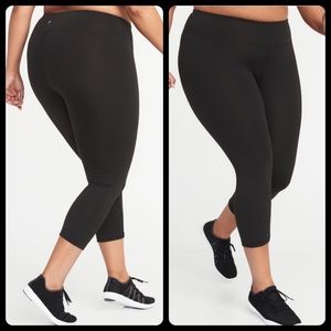 OLD NAVY High-Rise Compression Crops. NWT.